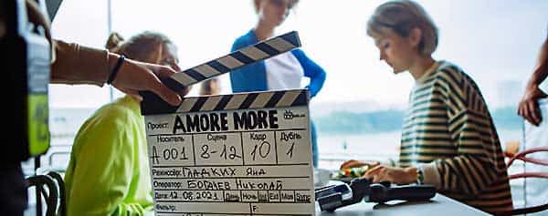 AMORE MORE (2022)